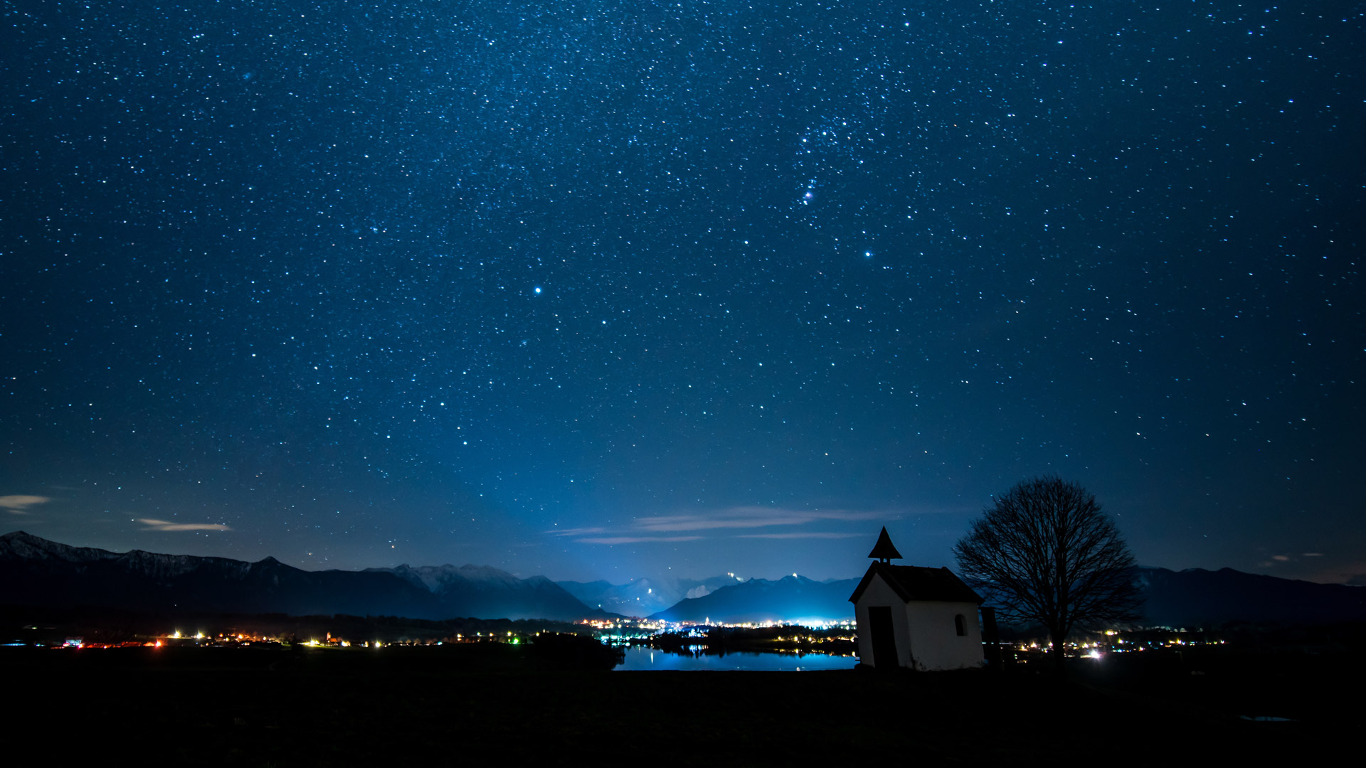 Nachtaufnahme von Sternenhimmel als Sinnbild für Weltallbestattungen